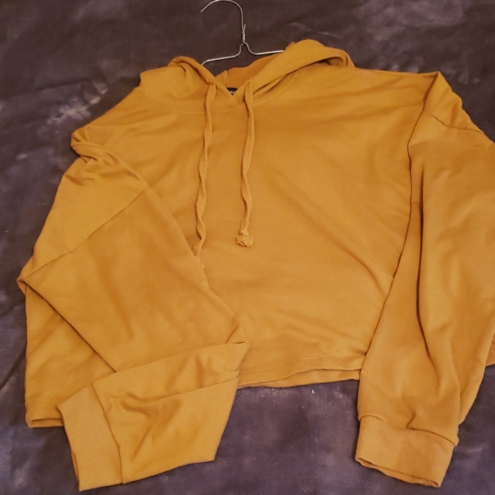 Long-sleeved crop top
